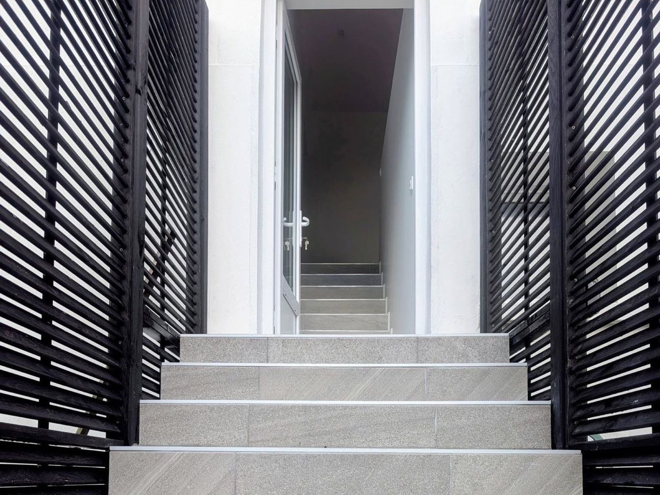 Ouverture de la porte de cet appartement — Après