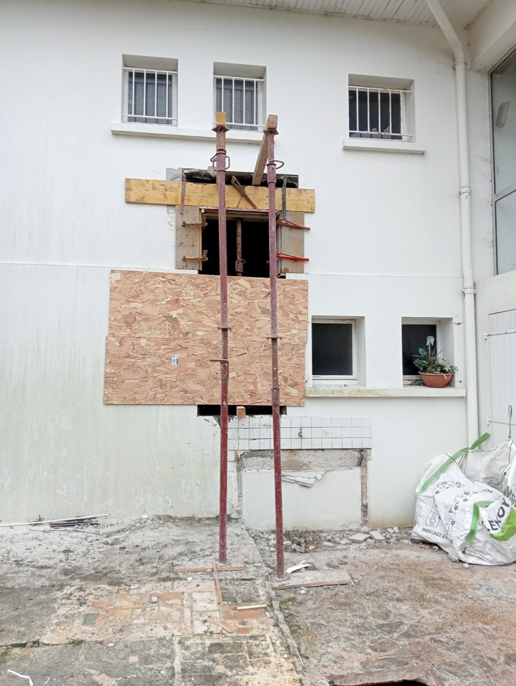Ouverture de la porte de cet appartement — Avant